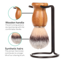 Scheerkwast met houten handvat en synthetische haren in metalen houder.